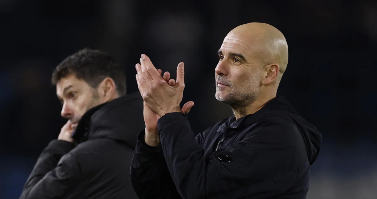 Soccer Football - Premier League - Leeds United v Manchester City - Elland Road, Leeds, Britain - February 28, 2026 Manchester City manager Pep Guardiola applauds fans after the match Action Images via Reuters/Jason Cairnduff EDITORIAL USE ONLY. NO USE WITH UNAUTHORIZED AUDIO, VIDEO, DATA, FIXTURE LISTS, CLUB/LEAGUE LOGOS OR 'LIVE' SERVICES. ONLINE IN-MATCH USE LIMITED TO 120 IMAGES, NO VIDEO EMULATION. NO USE IN BETTING, GAMES OR SINGLE CLUB/LEAGUE/PLAYER PUBLICATIONS. PLEASE CONTACT YOUR ACCOUNT REPRESENTATIVE FOR FURTHER DETAILS../Foto: Jason Cairnduff