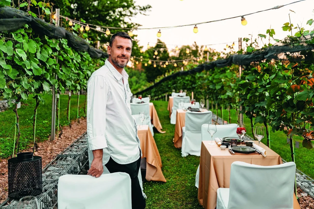 Večera u Ljubljanskom dvorcu nudi intimno kulinarsko iskustvo među vinogradima s pogledom na Ljubljanu/Matić Kražmar