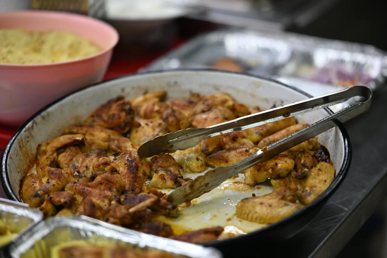 Priprema iftara u udruženju Pomozi.ba/Andrej Bjelo&scaron;