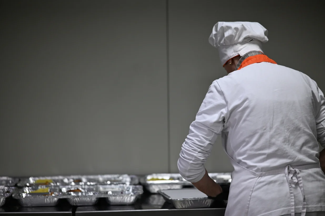 Priprema iftara u udruženju Pomozi.ba/Andrej Bjelo&scaron;