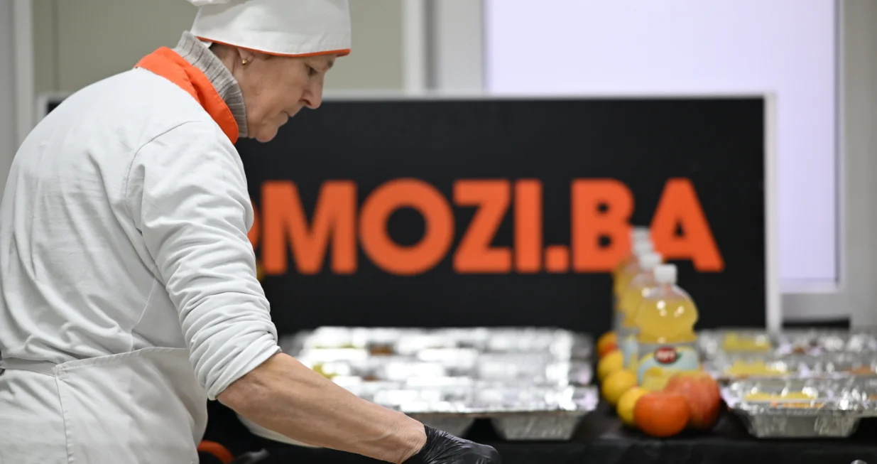 Priprema iftara u udruženju Pomozi.ba/Andrej Bjelo&scaron;