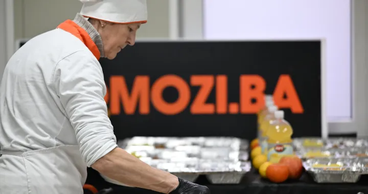 Priprema iftara u udruženju Pomozi.ba/Andrej Bjelo&scaron;