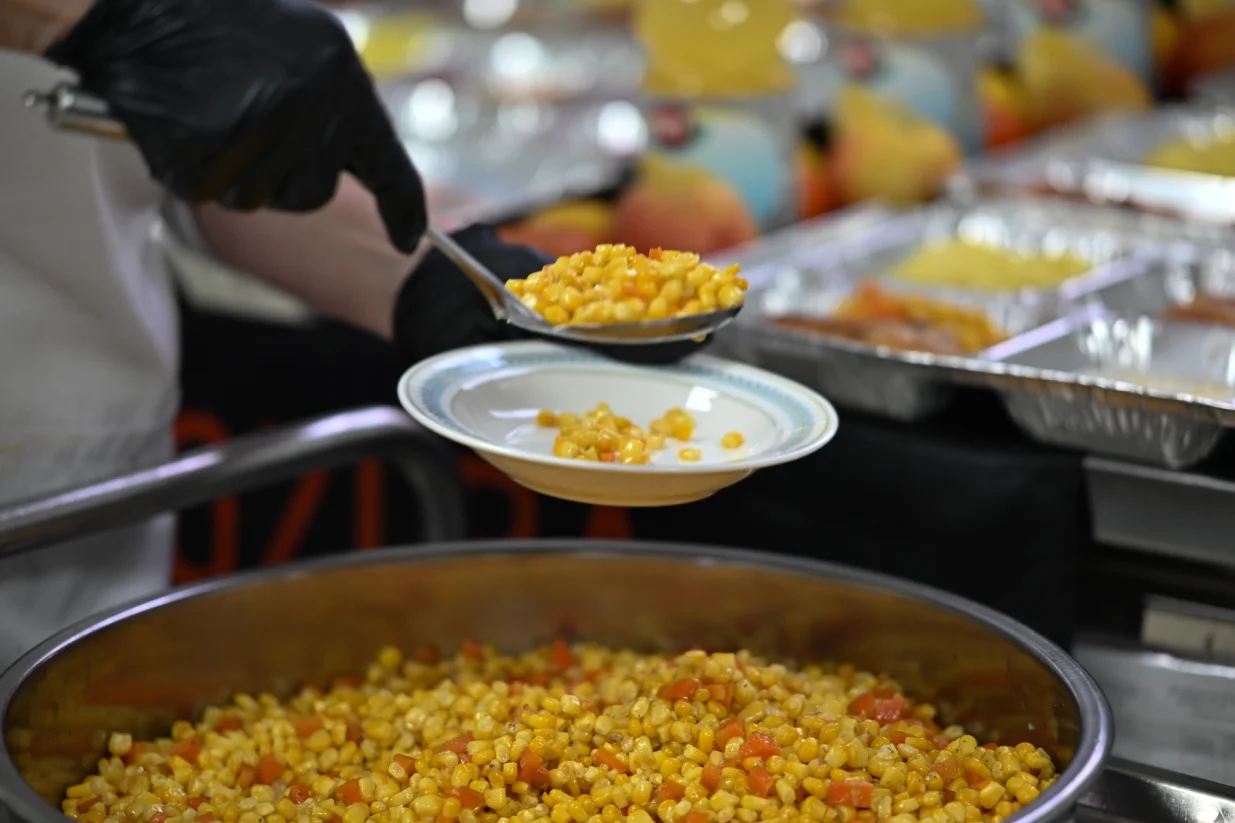 Priprema iftara u udruženju Pomozi.ba/Andrej Bjelo&scaron;