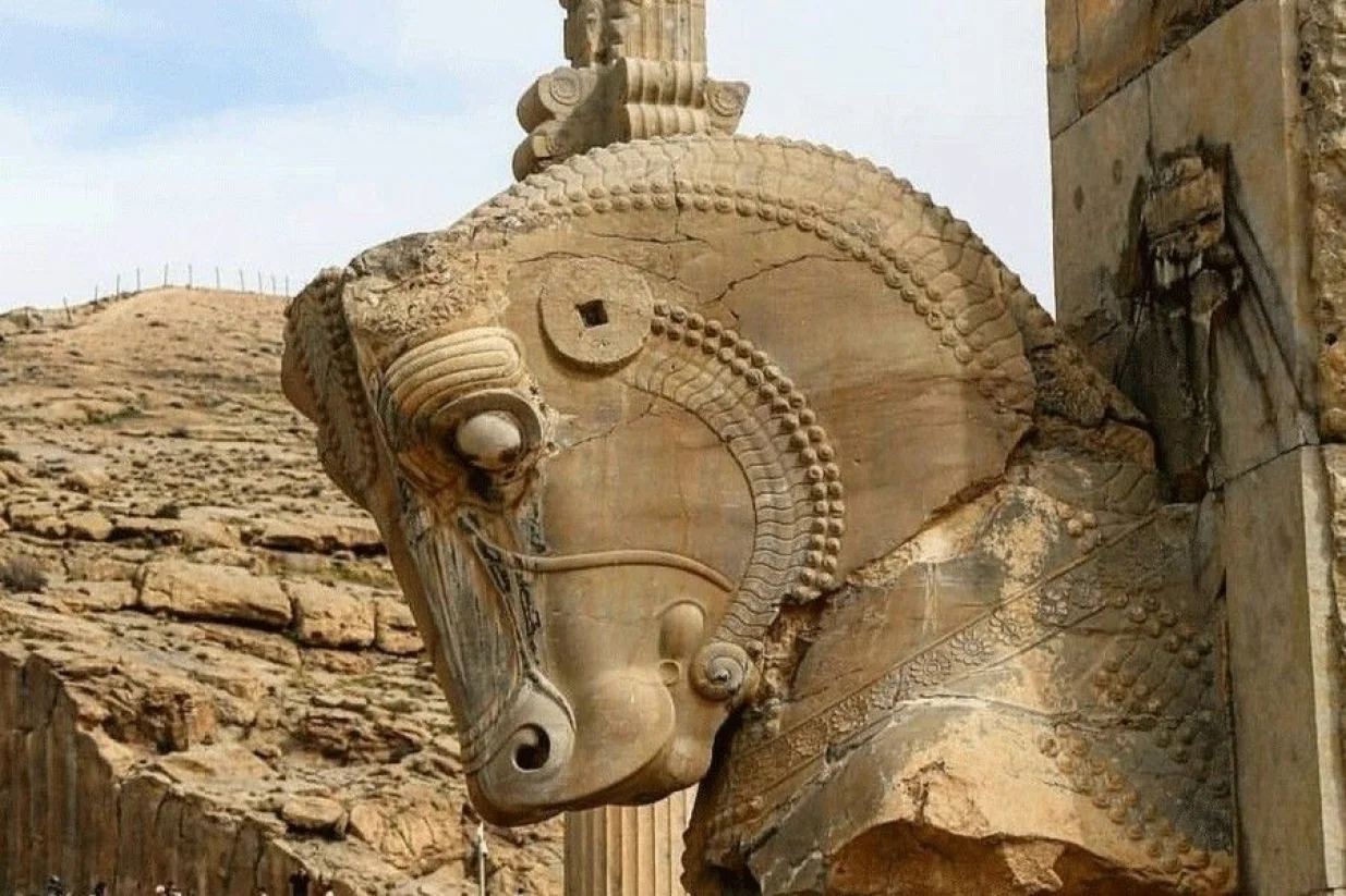 RATOVI NE POZNAJU KULTURNO NASLJEĐE: Skulptura konjske glave, detalj iz porusenog Persepolisa/