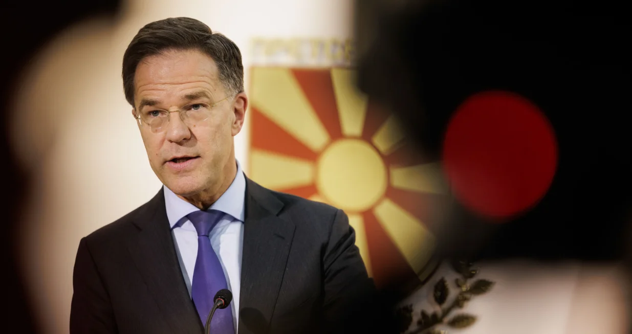 SKOPLJE, SJEVERNA MAKEDONIJA &ndash; 3. MART:Generalni sekretar NATO-a Mark Rutte boravi u zvaničnoj posjeti Sjevernoj Makedoniji. Sastao se s predsjednicom Gordanom Siljanovskom Davkovom, kao i s predsjednikom parlamenta Afrimom Gashijem. Rutte je nakon sastanka s predsjednicom održao zajedničku konferenciju za medije, dok se nakon susreta s predsjednikom parlamenta obratio zastupnicima Sobranja Sjeverne Makedonije. (NATO - Anadolu Agency)/