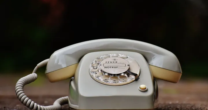 Stari fiksni telefon/ Pexels/