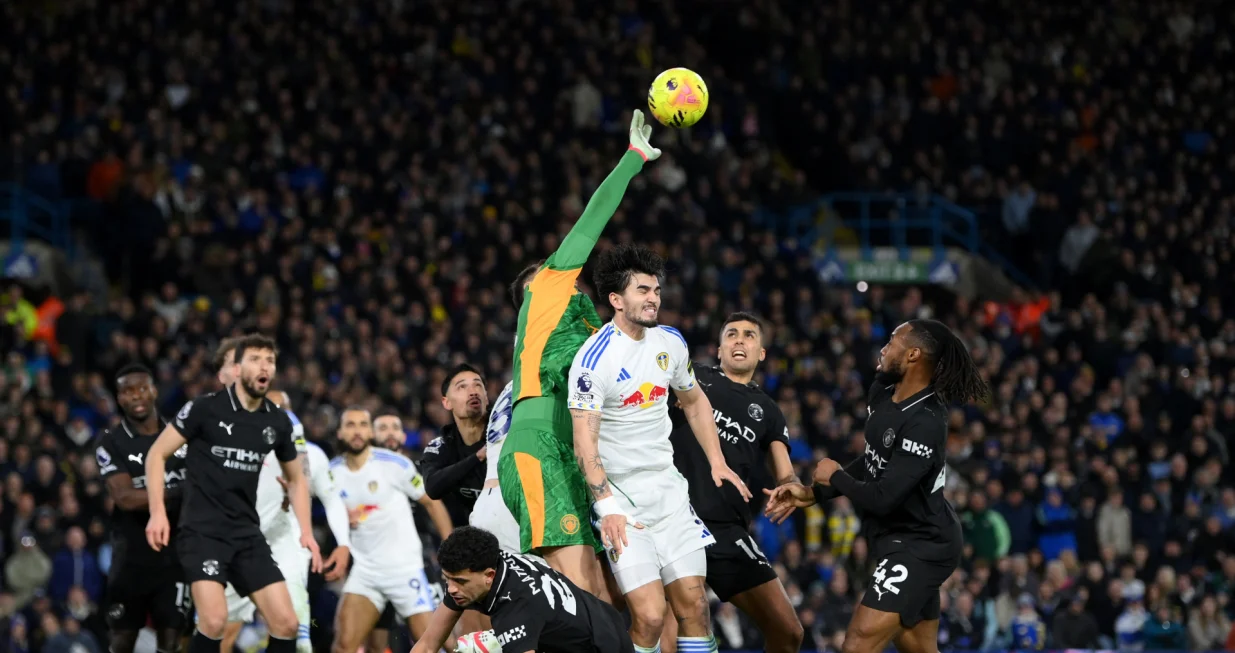 Soccer Football - Premier League - Leeds United v Manchester City - Elland Road, Leeds, Britain - February 28, 2026 Manchester City's Gianluigi Donnarumma in action with Manchester City's Rodri, Leeds United's Pascal Struijk, Manchester City's Matheus Nunes and Manchester City's Antoine Semenyo REUTERS/Jaimi Joy EDITORIAL USE ONLY. NO USE WITH UNAUTHORIZED AUDIO, VIDEO, DATA, FIXTURE LISTS, CLUB/LEAGUE LOGOS OR 'LIVE' SERVICES. ONLINE IN-MATCH USE LIMITED TO 120 IMAGES, NO VIDEO EMULATION. NO USE IN BETTING, GAMES OR SINGLE CLUB/LEAGUE/PLAYER PUBLICATIONS. PLEASE CONTACT YOUR ACCOUNT REPRESENTATIVE FOR FURTHER DETAILS../Foto: Jaimi Joy