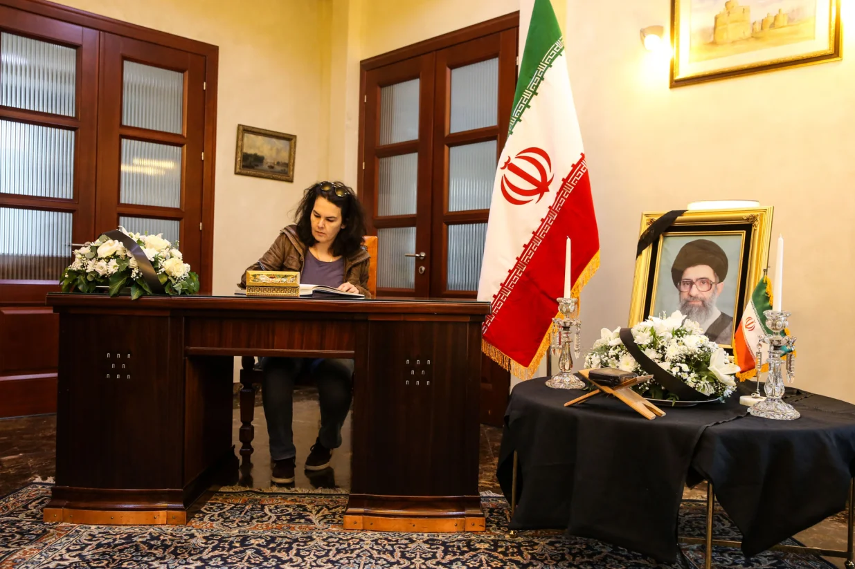 BEOGRAD,SRBIJA - 5. mart 2026:Ambasada Islamske Republike Iran u Beogradu otvorila je u ДЌetvrtak knjigu Еѕalosti povodom smrti vrhovnog voД'e te zemlje ajatolaha Alija Khameneija. Osim diplomatskih predstavnika, ispred zgrade iranske ambasade okupljaju se i brojni graД'ani koji odaju poДЌast Еѕrtvama sukoba ostavljajuД&Dagger;i cvijeД&Dagger;e i igraДЌke ispred postavljenog panoa. Na panou su izloЕѕene fotografije djevojДЌica nastradalih u nedavnom bombardovanju ЕЎkole na jugu Irana, kao i prizori razaranja civilnih objekata ЕЎirom zemlje. (Filip Stevanovic - Anadolu Agency)/