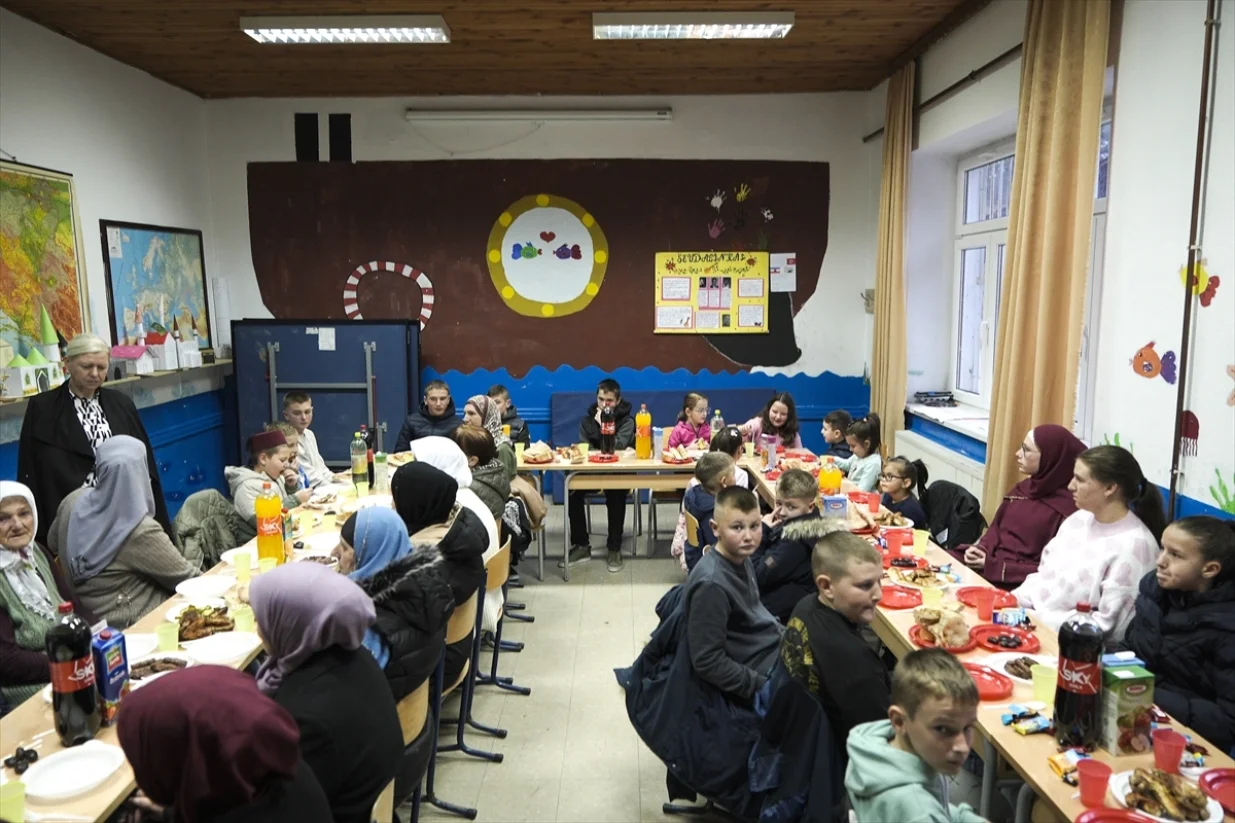 U malom selu &Scaron;ćipe nadomak Prozora, na zajedničkom iftaru sa mje&scaron;tanima za istim stolom sjedili su lokalni imam Mufid ef. Hero i svećenik Branko Jurić/Samir Jordamović