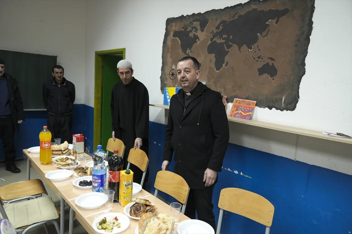 U malom selu &Scaron;ćipe nadomak Prozora, na zajedničkom iftaru sa mje&scaron;tanima za istim stolom sjedili su lokalni imam Mufid ef. Hero i svećenik Branko Jurić/Samir Jordamović