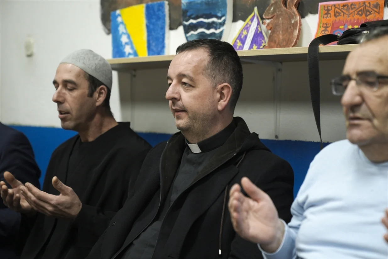 U malom selu &Scaron;ćipe nadomak Prozora, na zajedničkom iftaru sa mje&scaron;tanima za istim stolom sjedili su lokalni imam Mufid ef. Hero i svećenik Branko Jurić/Samir Jordamović