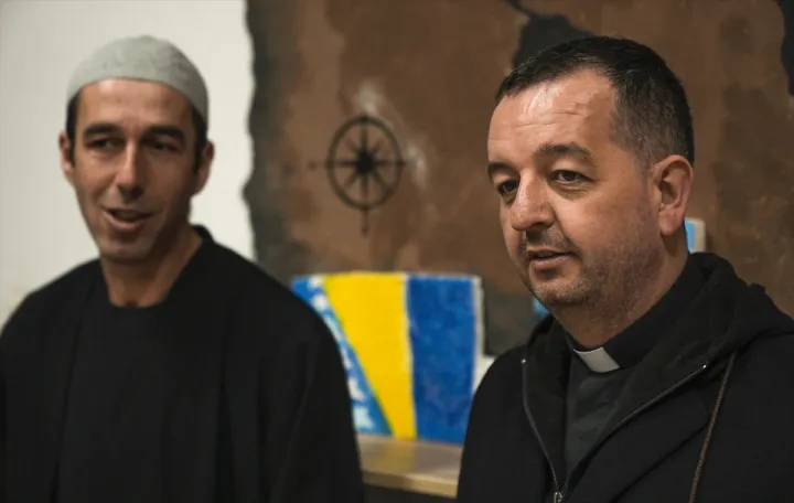 U malom selu &Scaron;ćipe nadomak Prozora, na zajedničkom iftaru sa mje&scaron;tanima za istim stolom sjedili su lokalni imam Mufid ef. Hero i svećenik Branko Jurić/Samir Jordamović