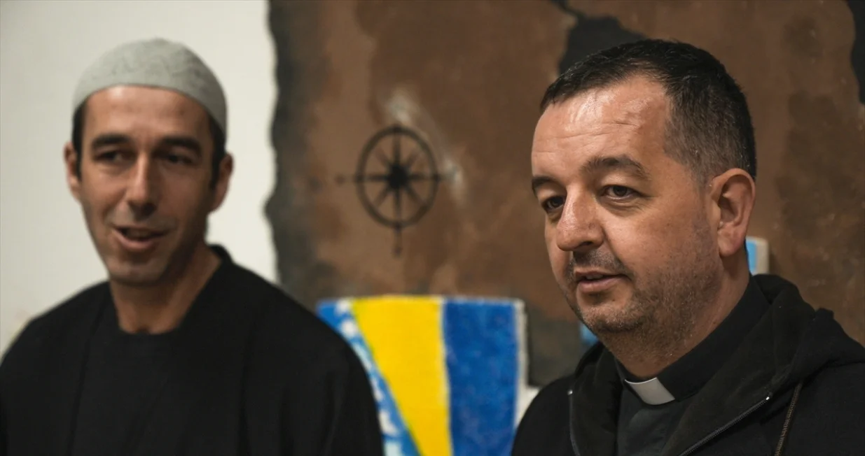 U malom selu &Scaron;ćipe nadomak Prozora, na zajedničkom iftaru sa mje&scaron;tanima za istim stolom sjedili su lokalni imam Mufid ef. Hero i svećenik Branko Jurić/Samir Jordamović