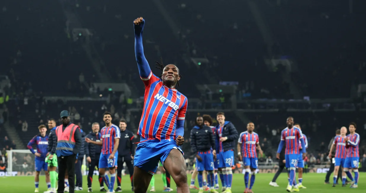 Soccer Football - Premier League - Tottenham Hotspur v Crystal Palace - Tottenham Hotspur Stadium, London, Britain - March 5, 2026 Crystal Palace's Christantus Uche celebrates after the match REUTERS/Ian Walton EDITORIAL USE ONLY. NO USE WITH UNAUTHORIZED AUDIO, VIDEO, DATA, FIXTURE LISTS, CLUB/LEAGUE LOGOS OR 'LIVE' SERVICES. ONLINE IN-MATCH USE LIMITED TO 120 IMAGES, NO VIDEO EMULATION. NO USE IN BETTING, GAMES OR SINGLE CLUB/LEAGUE/PLAYER PUBLICATIONS. PLEASE CONTACT YOUR ACCOUNT REPRESENTATIVE FOR FURTHER DETAILS../Foto: Ian Walton