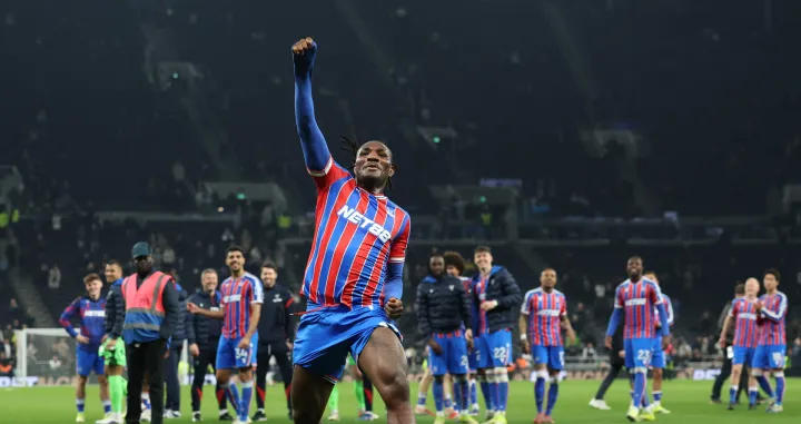Soccer Football - Premier League - Tottenham Hotspur v Crystal Palace - Tottenham Hotspur Stadium, London, Britain - March 5, 2026 Crystal Palace's Christantus Uche celebrates after the match REUTERS/Ian Walton EDITORIAL USE ONLY. NO USE WITH UNAUTHORIZED AUDIO, VIDEO, DATA, FIXTURE LISTS, CLUB/LEAGUE LOGOS OR 'LIVE' SERVICES. ONLINE IN-MATCH USE LIMITED TO 120 IMAGES, NO VIDEO EMULATION. NO USE IN BETTING, GAMES OR SINGLE CLUB/LEAGUE/PLAYER PUBLICATIONS. PLEASE CONTACT YOUR ACCOUNT REPRESENTATIVE FOR FURTHER DETAILS../Foto: Ian Walton