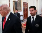U.S. President Donald Trump arrives with Inter Miami CF captain Lionel Messi on the day he honors reigning Major League Soccer (MLS) champion Inter Miami CF players and team officials with an event in the East Room of the White House in Washington, D.C., U.S., March 5, 2026. REUTERS/Jonathan Ernst/Foto: Jonathan Ernst