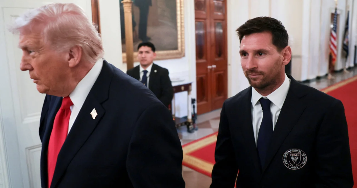 U.S. President Donald Trump arrives with Inter Miami CF captain Lionel Messi on the day he honors reigning Major League Soccer (MLS) champion Inter Miami CF players and team officials with an event in the East Room of the White House in Washington, D.C., U.S., March 5, 2026. REUTERS/Jonathan Ernst/Foto: Jonathan Ernst
