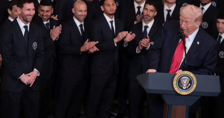 Inter Miami CF captain Lionel Messi reacts while U.S. President Donald Trump speaks as he honors reigning Major League Soccer (MLS) champion Inter Miami CF players and team officials with an event in the East Room of the White House in Washington, D.C., U.S., March 5, 2026. REUTERS/Jonathan Ernst/Foto: Jonathan Ernst