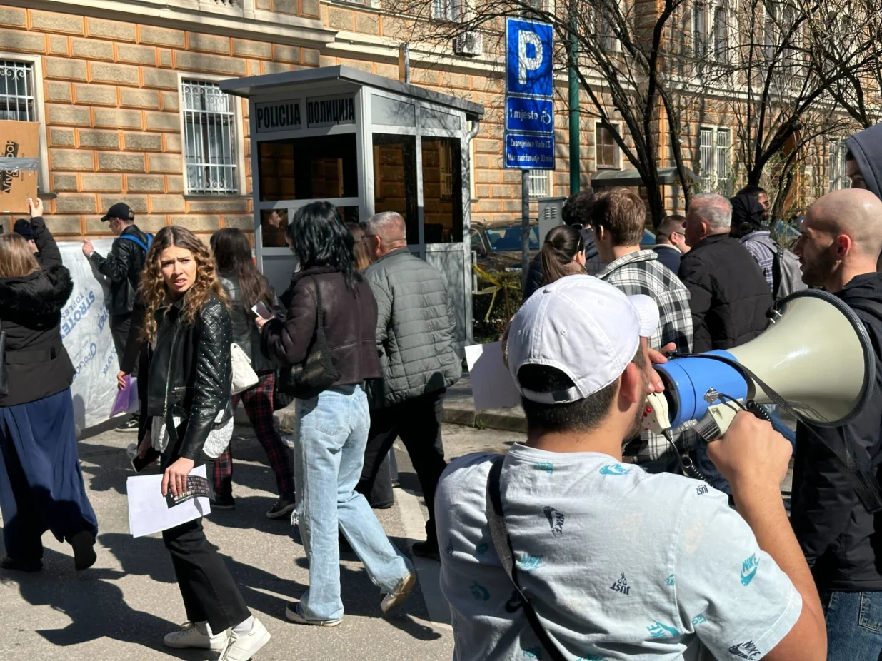 Krenula protestna &scaron;etnja; protest građana ispred zgrade Vlade Kantona Sarajevo/Amir Papić