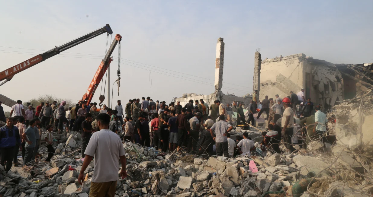 People and rescue forces work following a reported strike on a school in Minab, Iran, February 28, 2026. Abbas Zakeri/Mehr News/WANA (West Asia News Agency) via REUTERS ATTENTION EDITORS - THIS PICTURE WAS PROVIDED BY A THIRD PARTY. REFILE &ndash; REMOVING ATTRIBUTION TO STRIKE/Abbas Zakeri/mehr News/wana