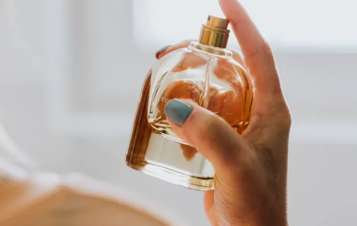 Nano&scaron;enje parfema//