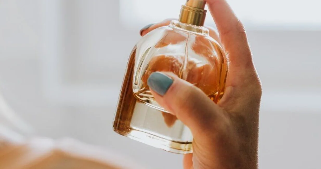 Nano&scaron;enje parfema//