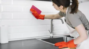 Prirodni sprej će očistiti pločice u kuhinji//