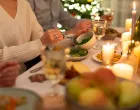 Prejedanje na prazničnim večerama//