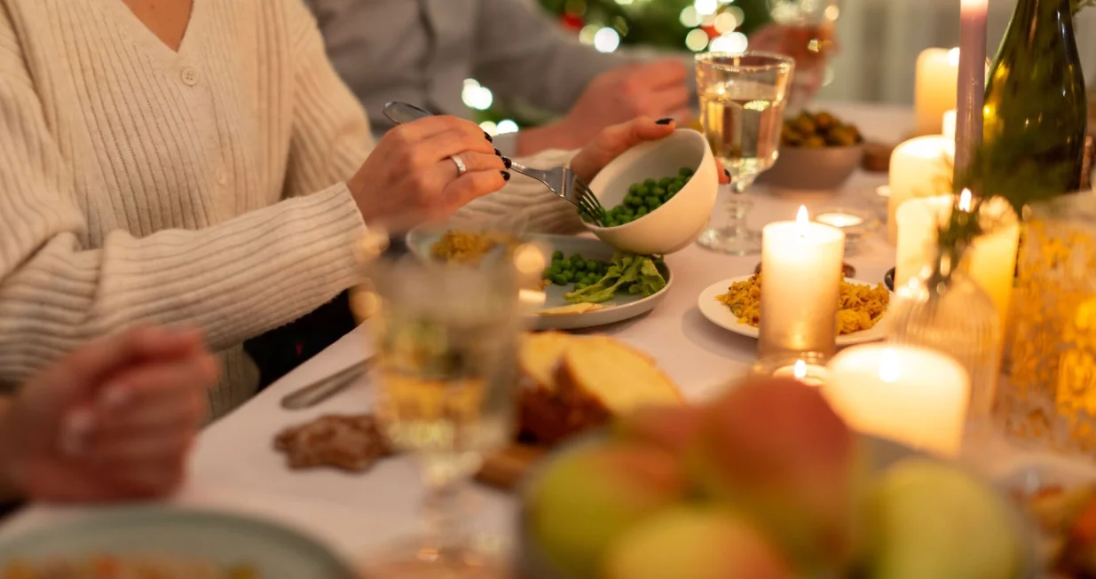 Prejedanje na prazničnim večerama//