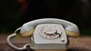 Stari fiksni telefon/ Pexels/