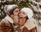 Ljubavni par uživa u čarima zime/Pexels