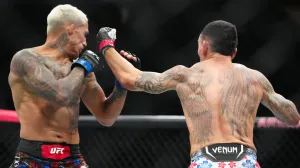  Max Holloway i Charles Oliveira/Foto: 