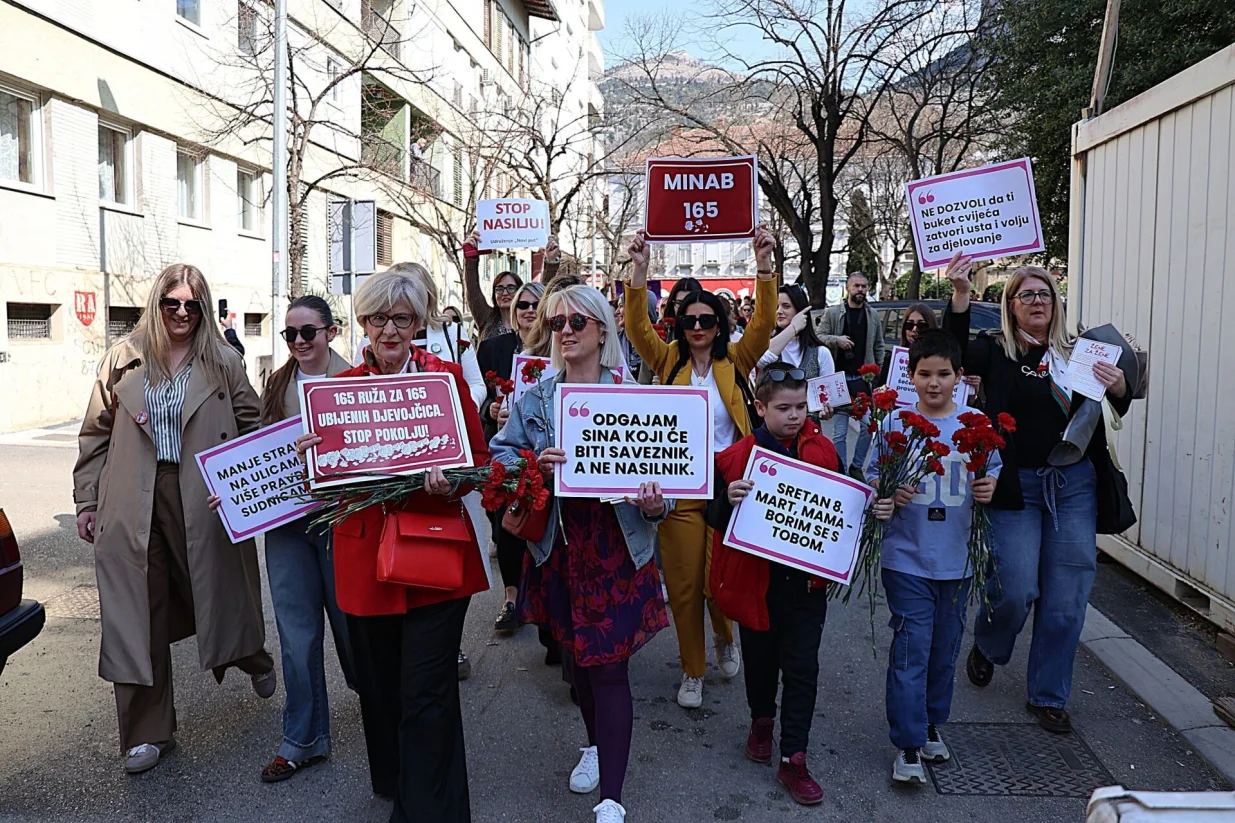 MOSTAR, 8. oЕѕujka (FENA) - U organizaciji Inicijative graД'anki i graД'ana Mostara u nedjelju je, povodom MeД'unarodnog dana Еѕena вЂ" 8. oЕѕujka, odrЕѕana prosvjedna ЕЎetnja pod sloganom ''Mostarke ne ЕЎuteвЂњ, s ciljem skretanja pozornosti na problem femicida, rodno zasnovanog nasilja te nepovoljan poloЕѕaj Еѕena u druЕЎtvu i na trЕѕiЕЎtu rada. (Foto FENA/ES)/Es