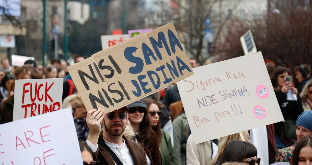 SARAJEVO, 8. marta (FENA) вЂ" Protestni marЕЎ pod sloganom "Sigurnost Еѕena je javna obavezaвЂњ odrЕѕan je danas na Trgu Prvog korpusa Armije Republike Bosne i Hercegovine u Sarajevu povodom MeД'unarodnog dana Еѕena, u organizaciji neformalne grupe aktivistkinja i aktivista iz Bosne i Hercegovine. (Foto FENA/Almir RaziД&Dagger;)/Almir RaziД&Dagger; 