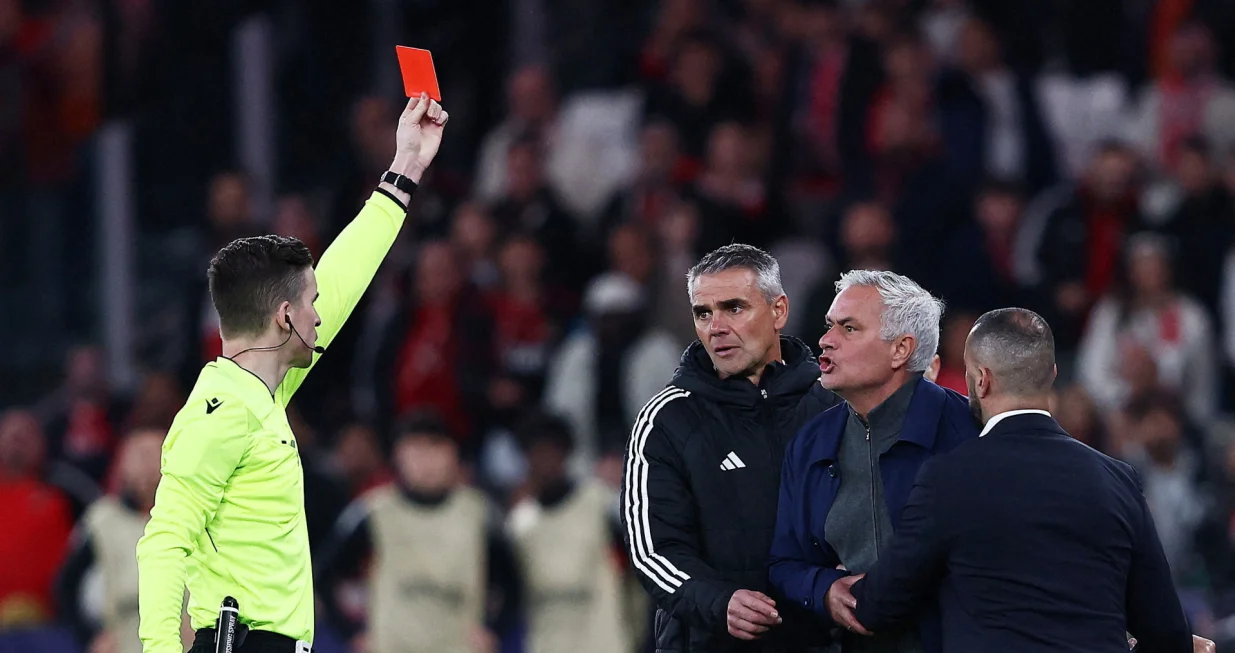 Soccer Football - UEFA Champions League - Play Off - First Leg - Benfica v Real Madrid - Estadio da Luz, Lisbon, Portugal - February 17, 2026 Benfica coach Jose Mourinho is shown a red card by referee Francois Letexier REUTERS/Rodrigo Antunes  TPX IMAGES OF THE DAY/Foto: Rodrigo Antunes