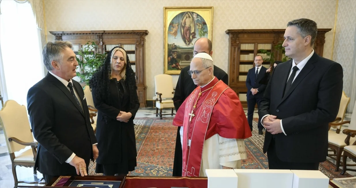 Papa Lav XIV i članovi Predsjedni&scaron;tva BiH: Željka Cvijanović, Željko Kom&scaron;ić, Denis Bećirović//
