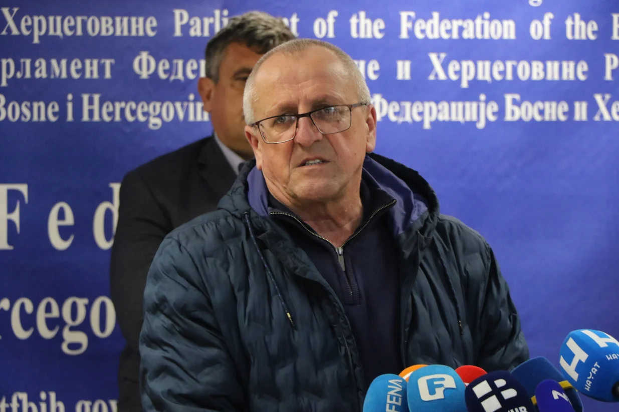 Pres-konferencija predsjednika Odbora za poljoprivredu, vodoprivredu i &scaron;umarstvo PD Parlamenta FBiH Ahmed Džubur, federalnog ministra poljoprivrede, vodoprivrede i &scaron;umarstva &Scaron;emsudin Dedić, predsjednika Udruženja poljoprivrednika FBiH Nedžad Bićo i predsjednika Seljačkog saveza FBiH Dragan Pavlović/Senad Gubelić