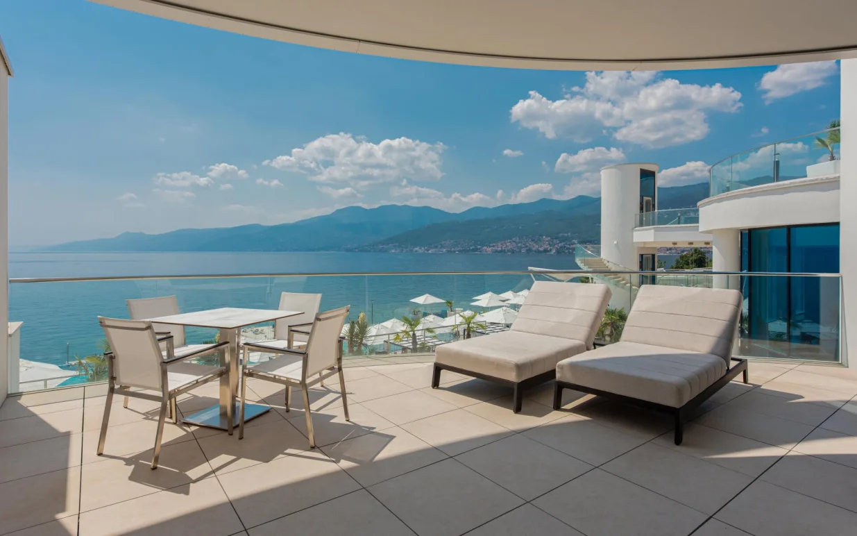 Apartman s tri sobe i pogledom na more/Promo