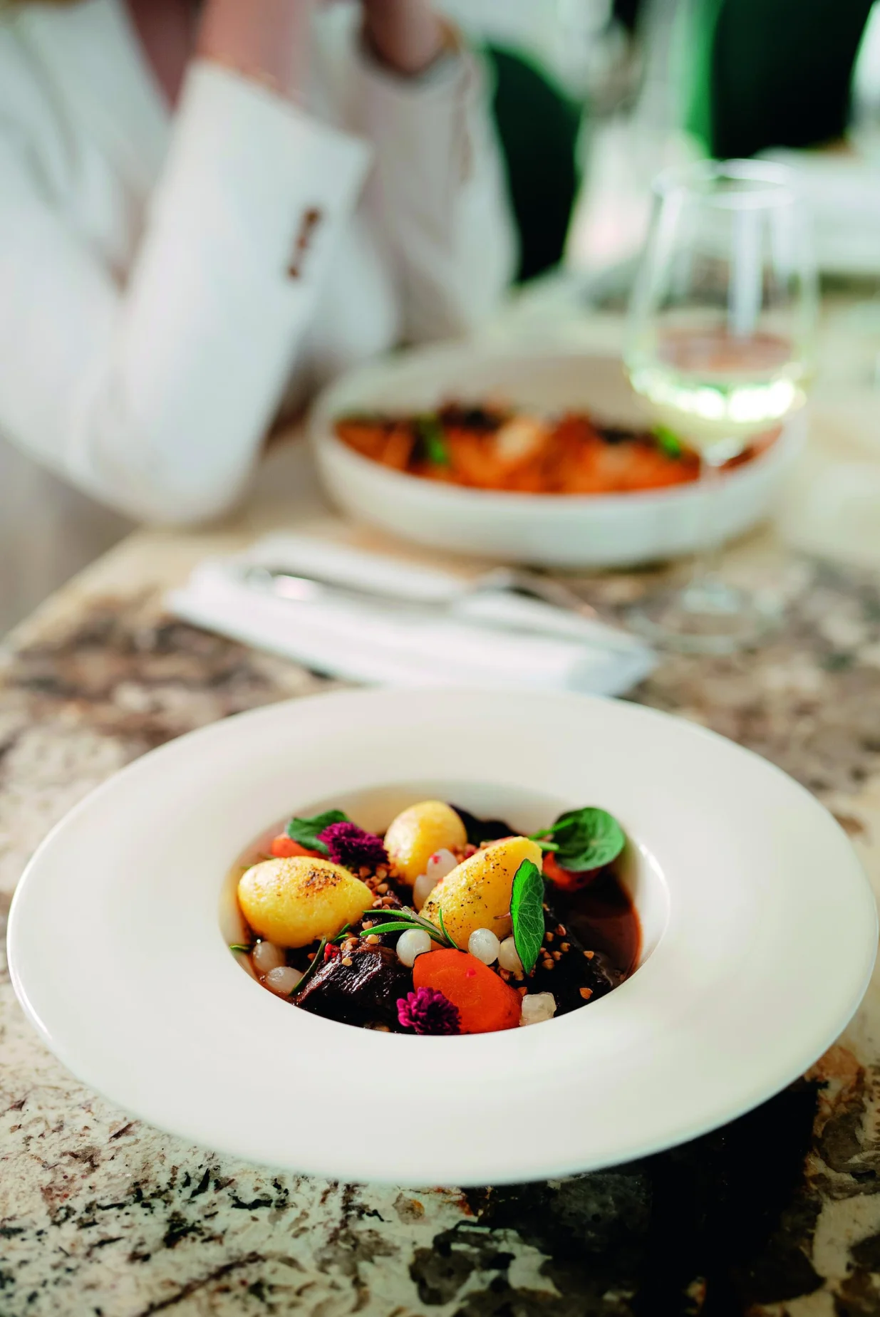 Kruna doživljaja je The 22 Restaurant, rooftop restoran hotela, s preporukom Michelinova vodiča/