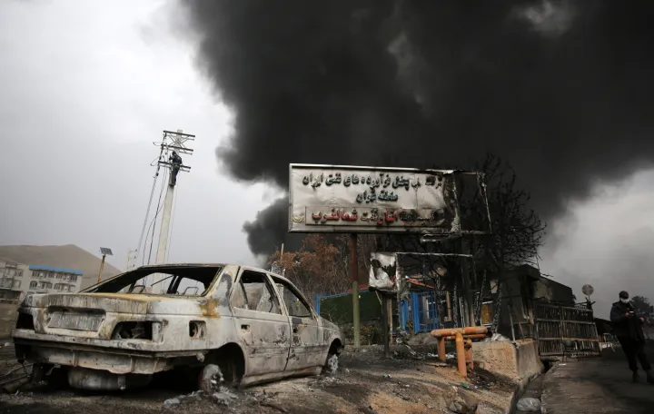 TEHERAN, IRAN - 8. MART: Crni dim se diЕѕe nakon ЕЎto su izbili poЕѕari uslijed napada SAD-a i Izraela na neka skladiЕЎta nafte, ukljuДЌujuД&Dagger;i skladiЕЎte nafte Shehran, u Teheranu, Iran, 8. marta 2026. godine. Eksplozije i zapaljena nafta koja je curila iz skladiЕЎta prouzrokovali su ozbiljnu ЕЎtetu na obliЕѕnjim vozilima, dok su intenzivni plamenovi zahvatili podruДЌje nakon napada. Vatrogasni timovi pokuЕЎavaju kontrolirati ЕЎirenje poЕѕara i obuzdati ЕЎtetu u teЕЎko pogoД'enoj industrijskoj zoni. (Fatemeh Bahrami - Anadolu Agency)/