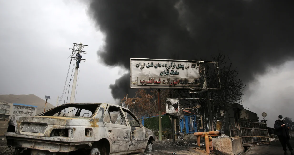 TEHERAN, IRAN - 8. MART: Crni dim se diЕѕe nakon ЕЎto su izbili poЕѕari uslijed napada SAD-a i Izraela na neka skladiЕЎta nafte, ukljuДЌujuД&Dagger;i skladiЕЎte nafte Shehran, u Teheranu, Iran, 8. marta 2026. godine. Eksplozije i zapaljena nafta koja je curila iz skladiЕЎta prouzrokovali su ozbiljnu ЕЎtetu na obliЕѕnjim vozilima, dok su intenzivni plamenovi zahvatili podruДЌje nakon napada. Vatrogasni timovi pokuЕЎavaju kontrolirati ЕЎirenje poЕѕara i obuzdati ЕЎtetu u teЕЎko pogoД'enoj industrijskoj zoni. (Fatemeh Bahrami - Anadolu Agency)/