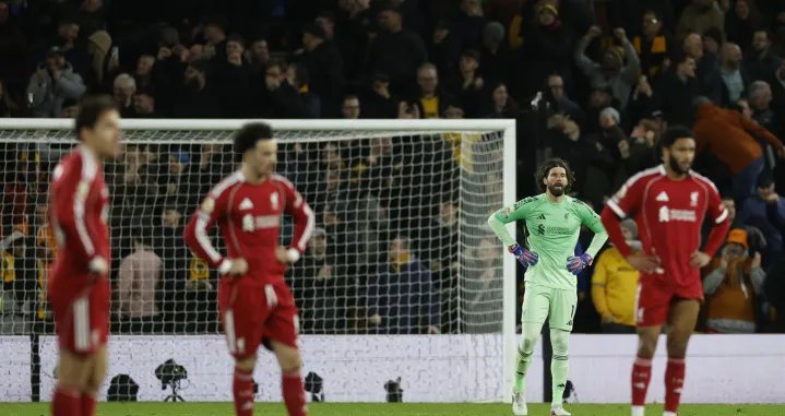 Soccer Football - Premier League - Wolverhampton Wanderers v Liverpool - Molineux Stadium, Wolverhampton, Britain - March 3, 2026 Liverpool's Alisson Becker looks dejected after Wolverhampton Wanderers' Andre scores their second goal Action Images via Reuters/Peter Cziborra EDITORIAL USE ONLY. NO USE WITH UNAUTHORIZED AUDIO, VIDEO, DATA, FIXTURE LISTS, CLUB/LEAGUE LOGOS OR 'LIVE' SERVICES. ONLINE IN-MATCH USE LIMITED TO 120 IMAGES, NO VIDEO EMULATION. NO USE IN BETTING, GAMES OR SINGLE CLUB/LEAGUE/PLAYER PUBLICATIONS. PLEASE CONTACT YOUR ACCOUNT REPRESENTATIVE FOR FURTHER DETAILS../Foto: Peter Cziborra
