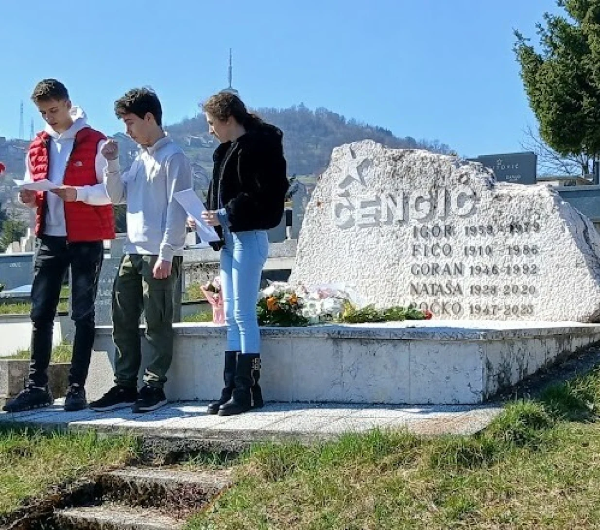 Učenici čitaju svoje radove/