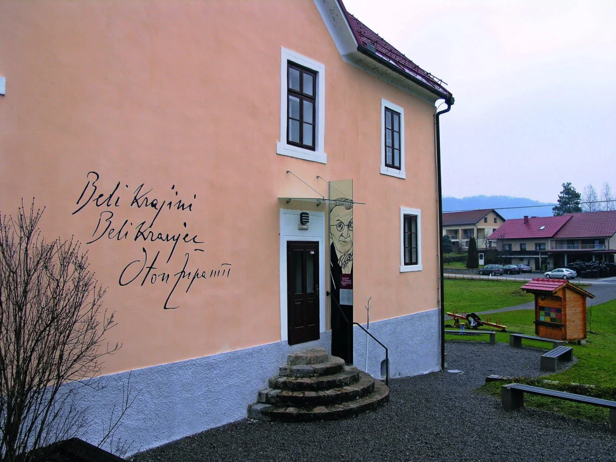Spominska hi&scaron;a Otona ŽupančičaVinica/Uro&scaron; Novina/