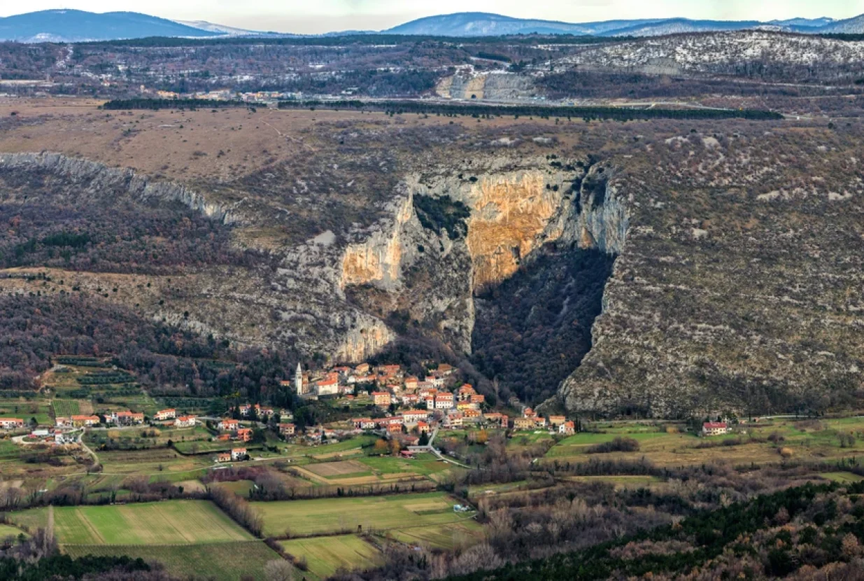 Osapska stijena se prostire iznad Osapa, jednog od najstarijih slovenačkih sela, smje&scaron;tenog ispod Kra&scaron;kog grebena/Jaka Ivančić