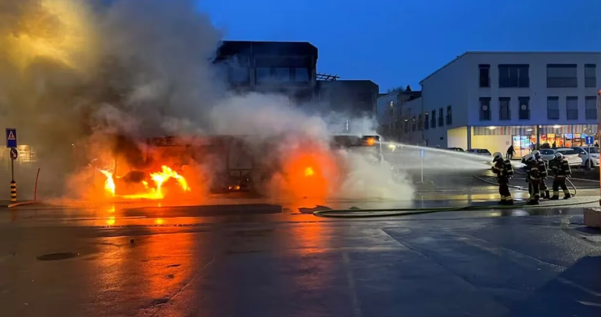 Mu&scaron;karac se zapalio u autobusu u Kerzersu, gradu u kantonu Fribourg, u &Scaron;vicarskoj//