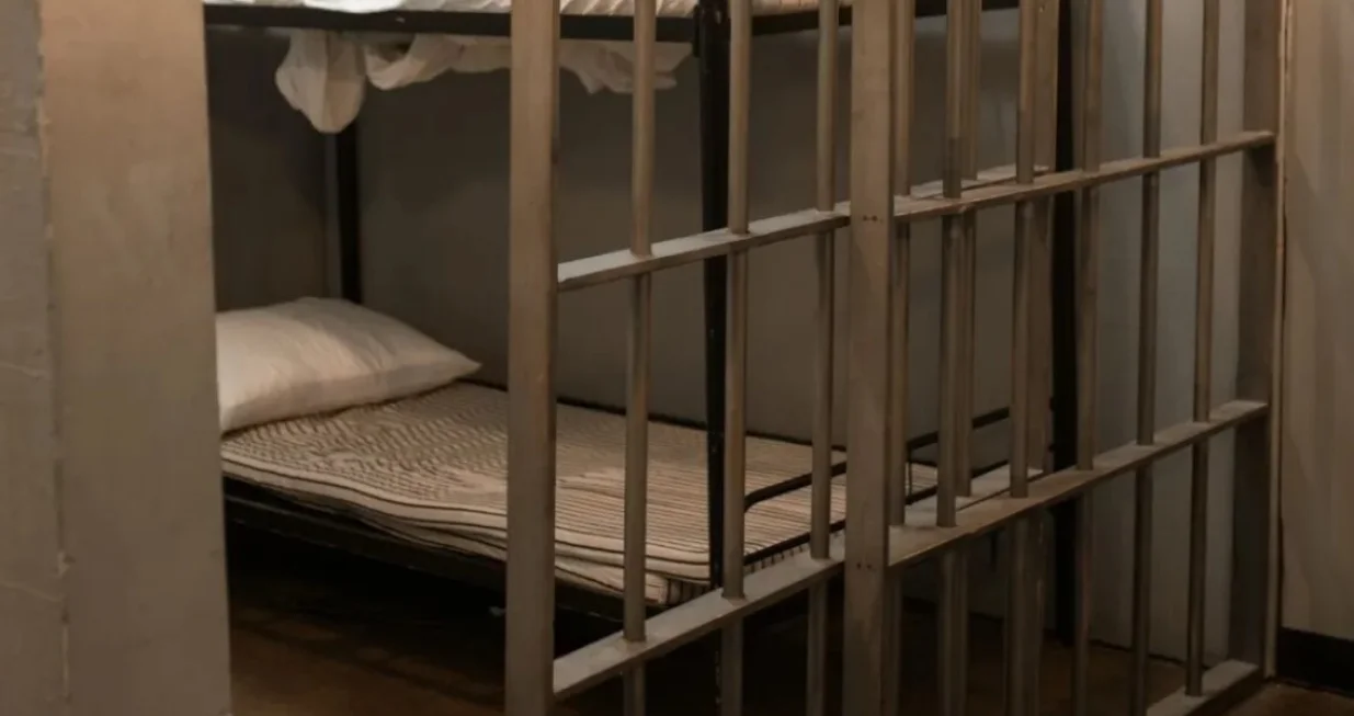 Pretučen u ćeliji/Ilustracija/Arhiv//