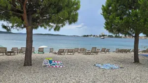 Prazna plaža u Vodicama//