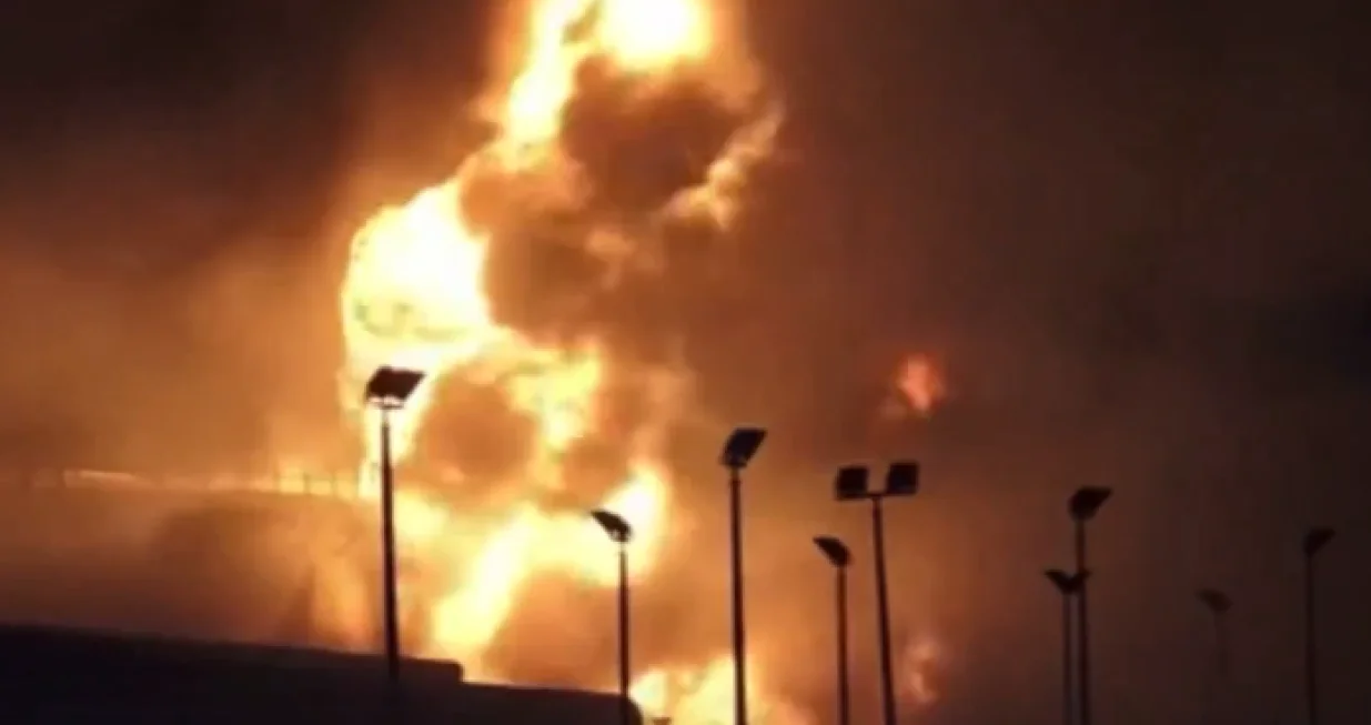 Iranski napadi zapalili Zaljev: Gori skladi&scaron;te goriva u Bahreinu, pogođeni tankeri u Iraku, požar i u Omanu/Screenshot