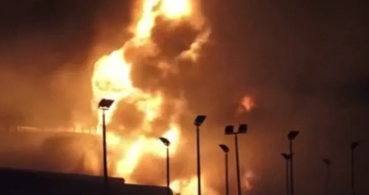 Iranski napadi zapalili Zaljev: Gori skladi&scaron;te goriva u Bahreinu, pogođeni tankeri u Iraku, požar i u Omanu/Screenshot